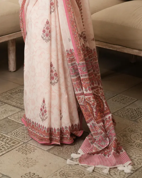 White_Peach_Cotton_Hblock_Print_Mul_Saree_With_Tassels_For_Women